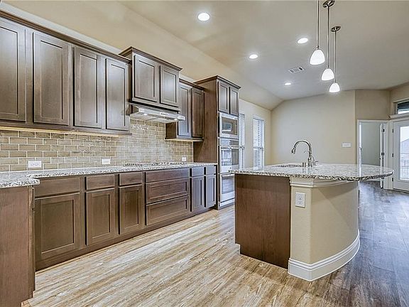 5th image of 908 Hoyt Dr
