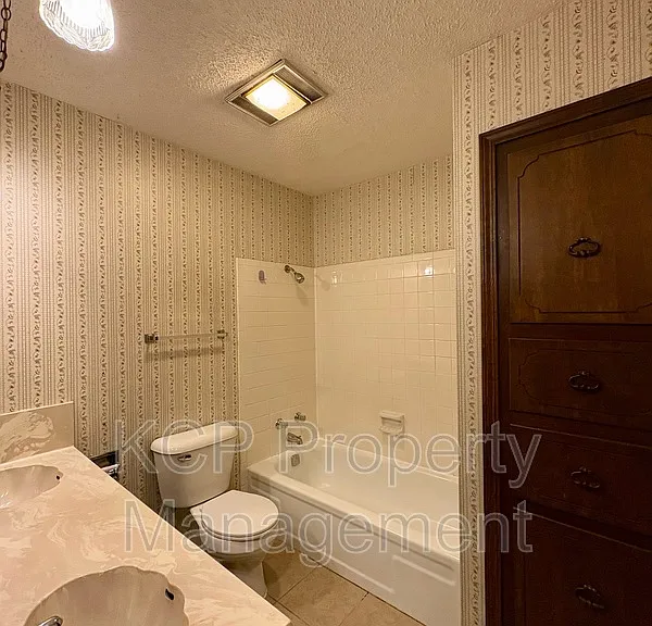 4802 S South Cir #U — Photo 8