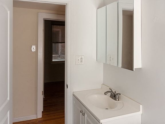 4th image of 1832 W Cuyler Ave #1