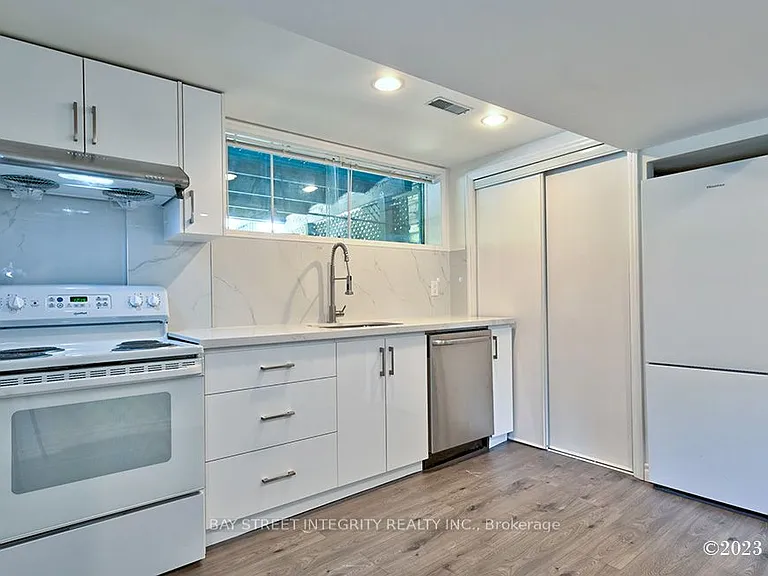 27 Heathview Ave #LOWER — Photo 8