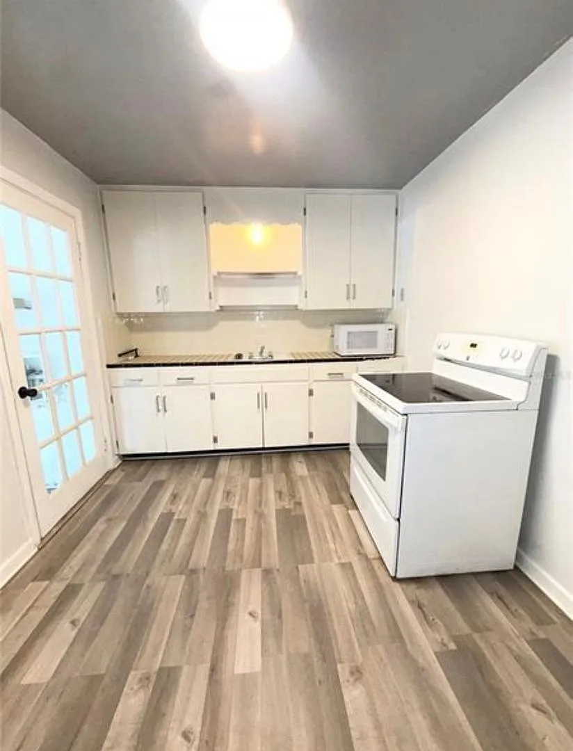 1016 Alba Drive 2/1, Half Duplex — Photo 4
