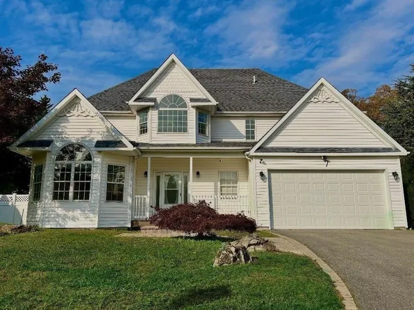 7 Meadow Ct, Nesconset, NY 11767