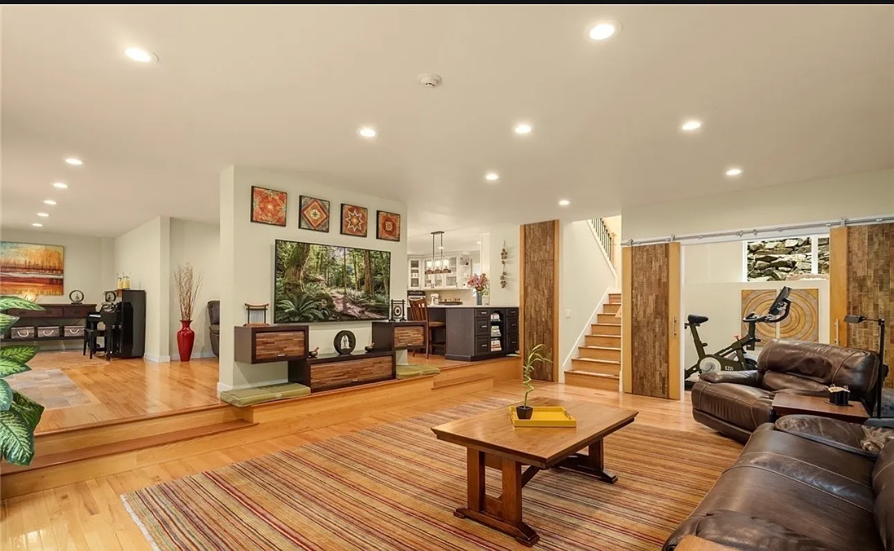 4 bed, 3000 sqft, $4,980 — Photo 2