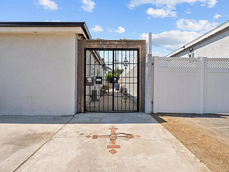 8447 Colbath Ave — Photo 15