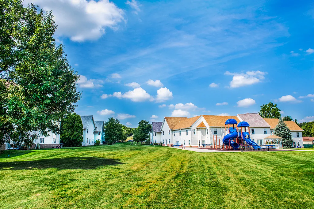Meetinghouse Apartments & Townhouses — Photo 1