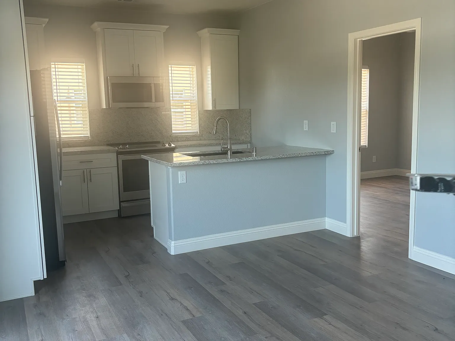 3 bed, 3.0 bath, 1196 sqft, $2,800 — Photo 3