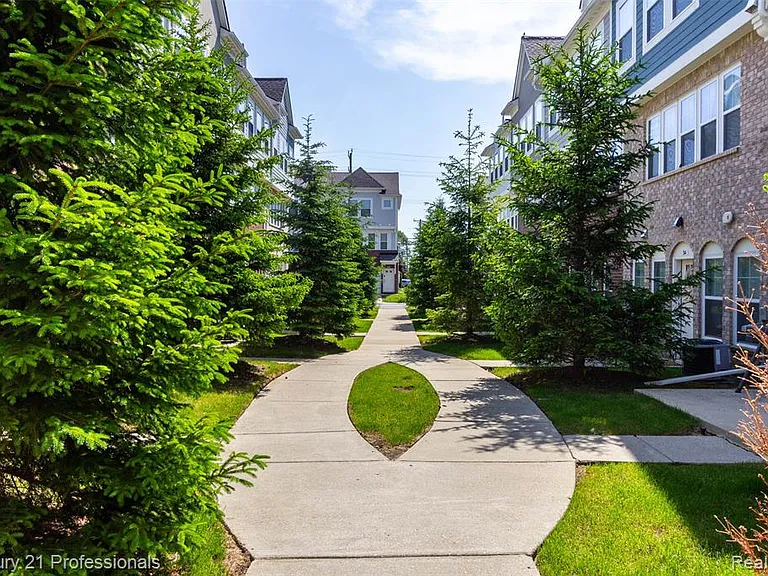57 Kaprol Dr — Photo 2