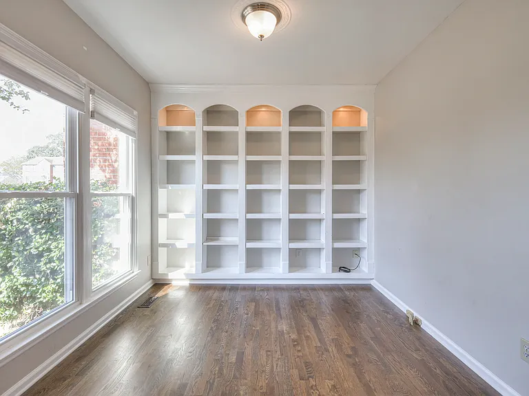 1300 Buckingham Cir — Photo 3