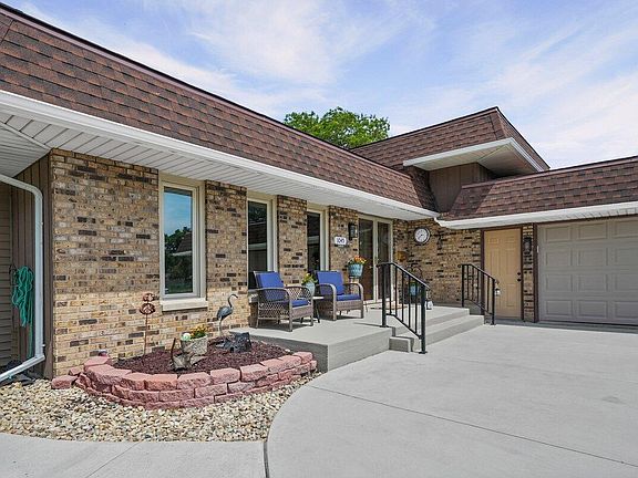 4th image of 1045 Heather Ln