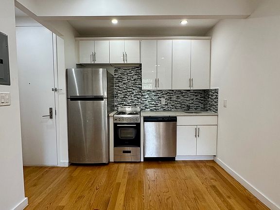3rd image of 255 W 139th St #4