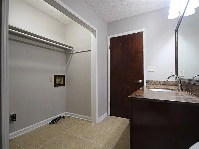 3310 Chastain Xing — Photo 27