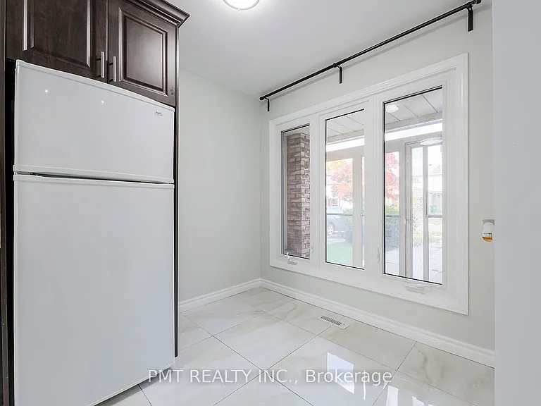 26 Granada Cres — Photo 9