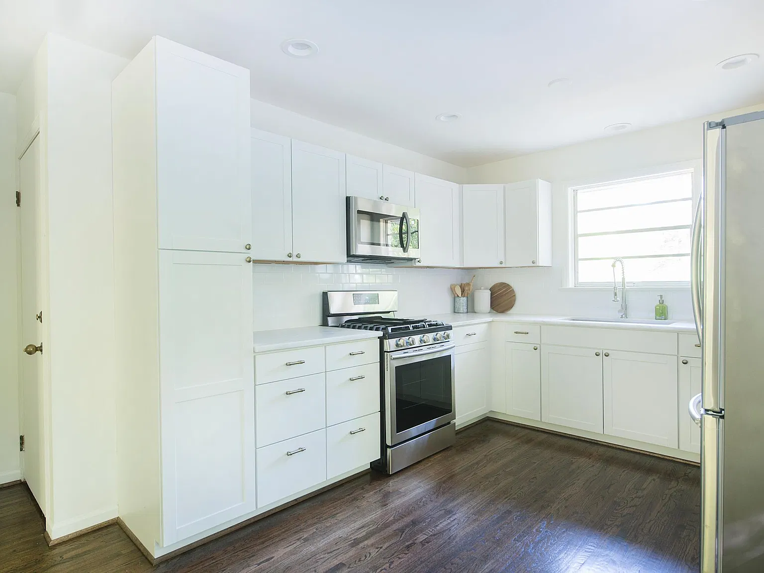 900 Velmont Ln — Photo 4