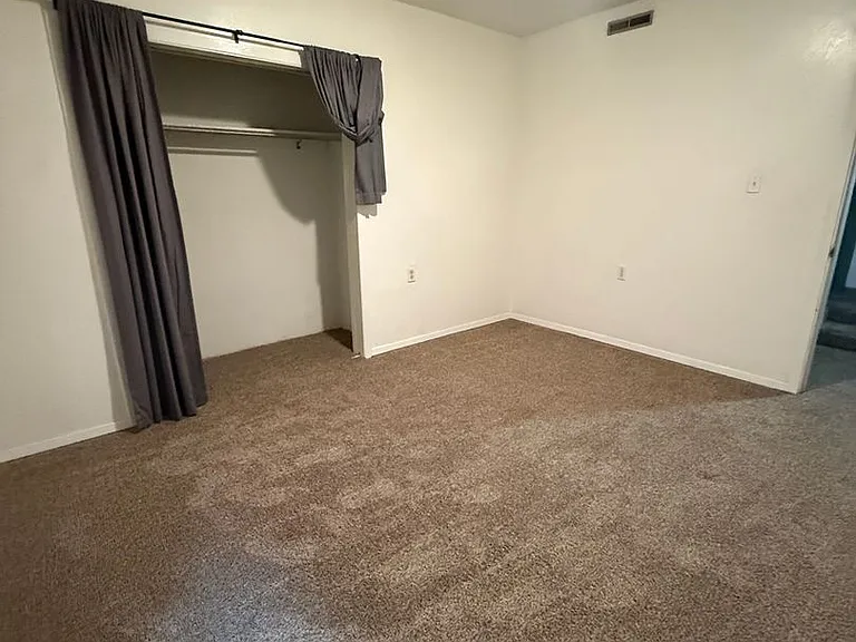 402 W Mercury St — Photo 19