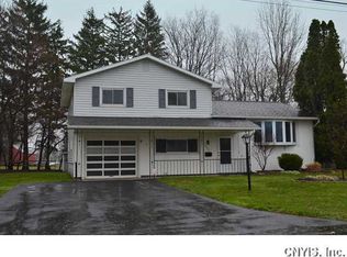 7392 Palmcrest Rd, North Syracuse, NY 13212