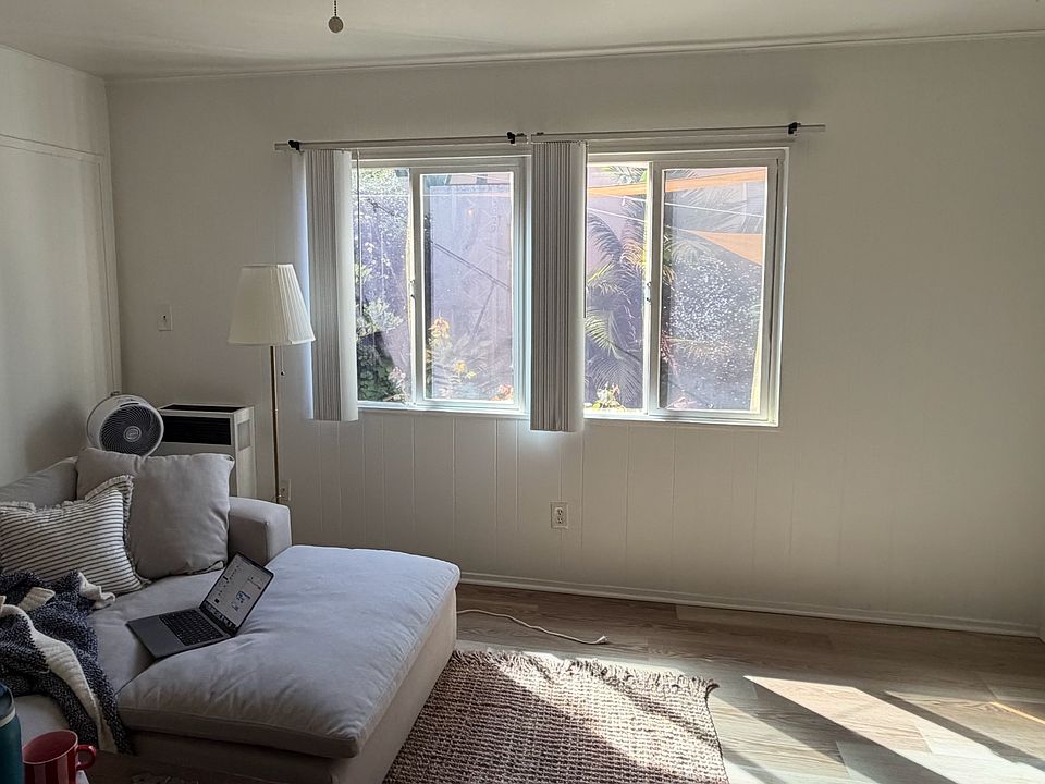 Living room (different view)