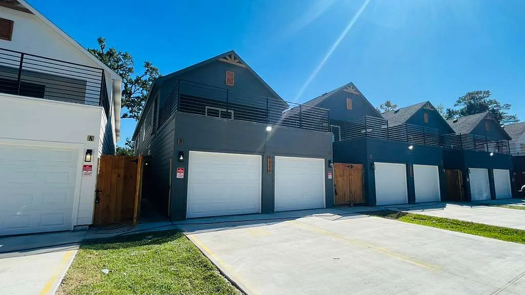 3 bed, 2.5 bath, 1902 sqft, $1,900 — Photo 1