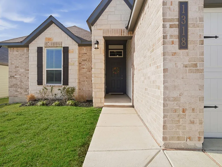 1318 Kingsgate Dr — Photo 4
