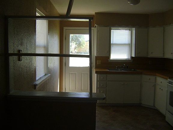 3rd image of 609 NW Glendale Dr