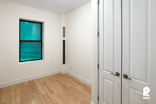 Rented by REZI | media 12