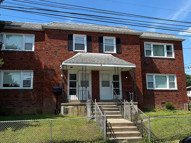 204-206 Woodlawn Ave #1A — Photo 1