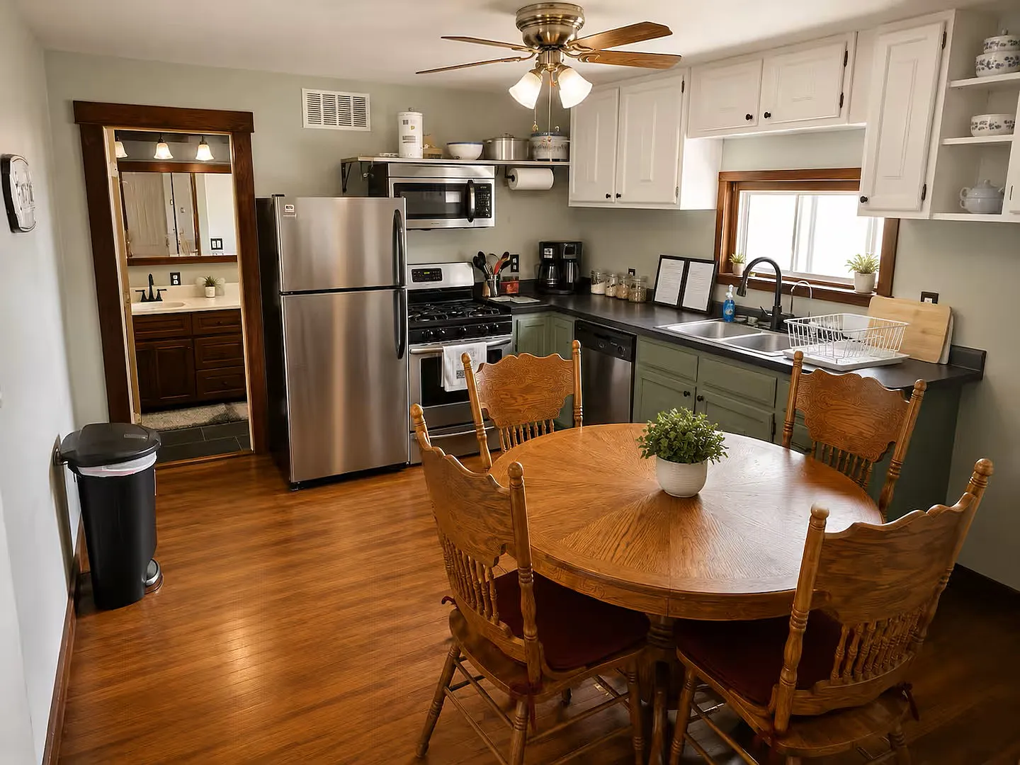 2 bed, 830 sqft, $1,600 — Photo 2