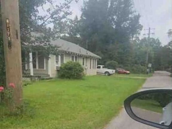 Exterior Neighborhood (street photo)