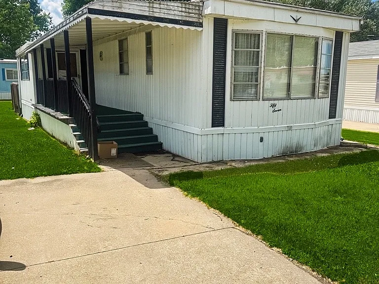 57 Clydesdale St E — Photo 2