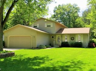 640 Terra Ln, Amherst, OH 44001
