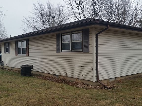3rd image of 1209 Peacock Ln
