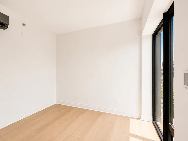 10-25 Jackson Ave #10A — Photo 8