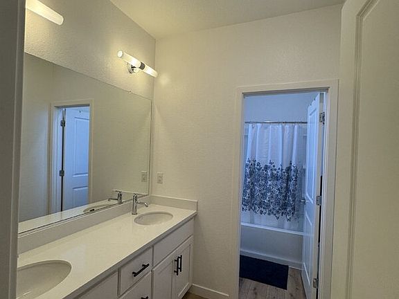 3rd image of 2445 Town Cir Room 5