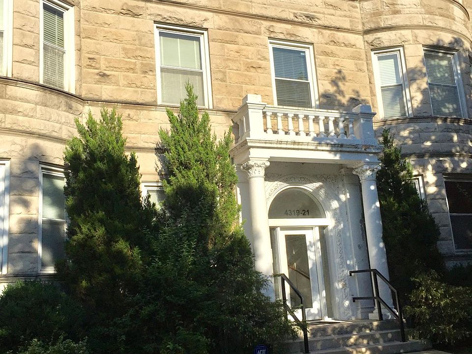 Front Entrance - fenced in yard