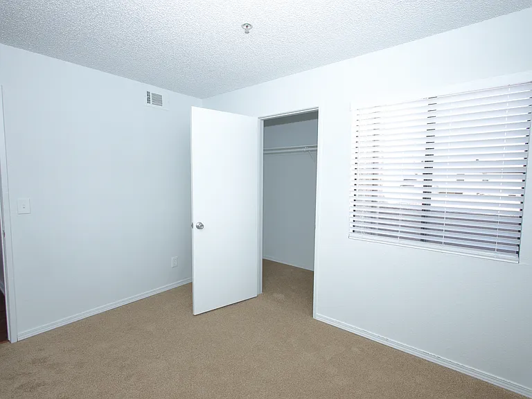 Sunset Plaza Apartments — Photo 14