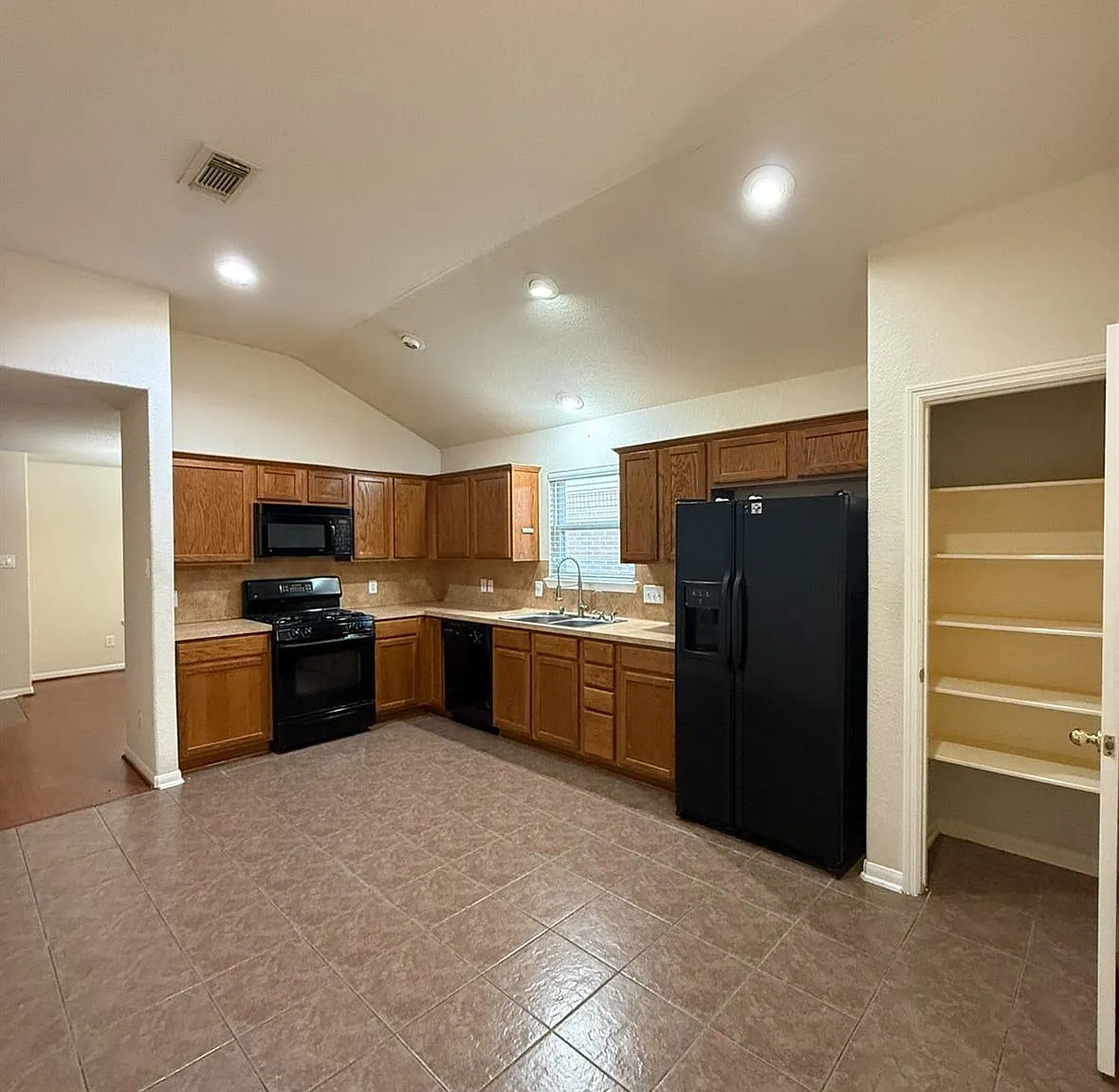 3 bed, 2.0 bath, 1492 sqft, $2,100 — Photo 3