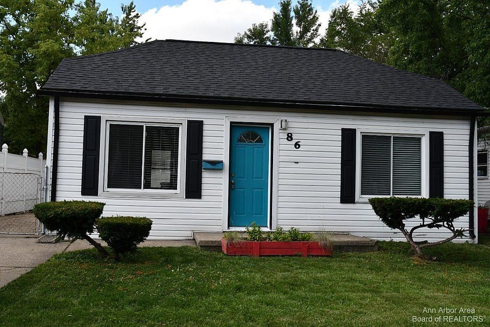 Previous Turquoise Door. Upon Request you can pick your front door color. Currently Gray and Neutral