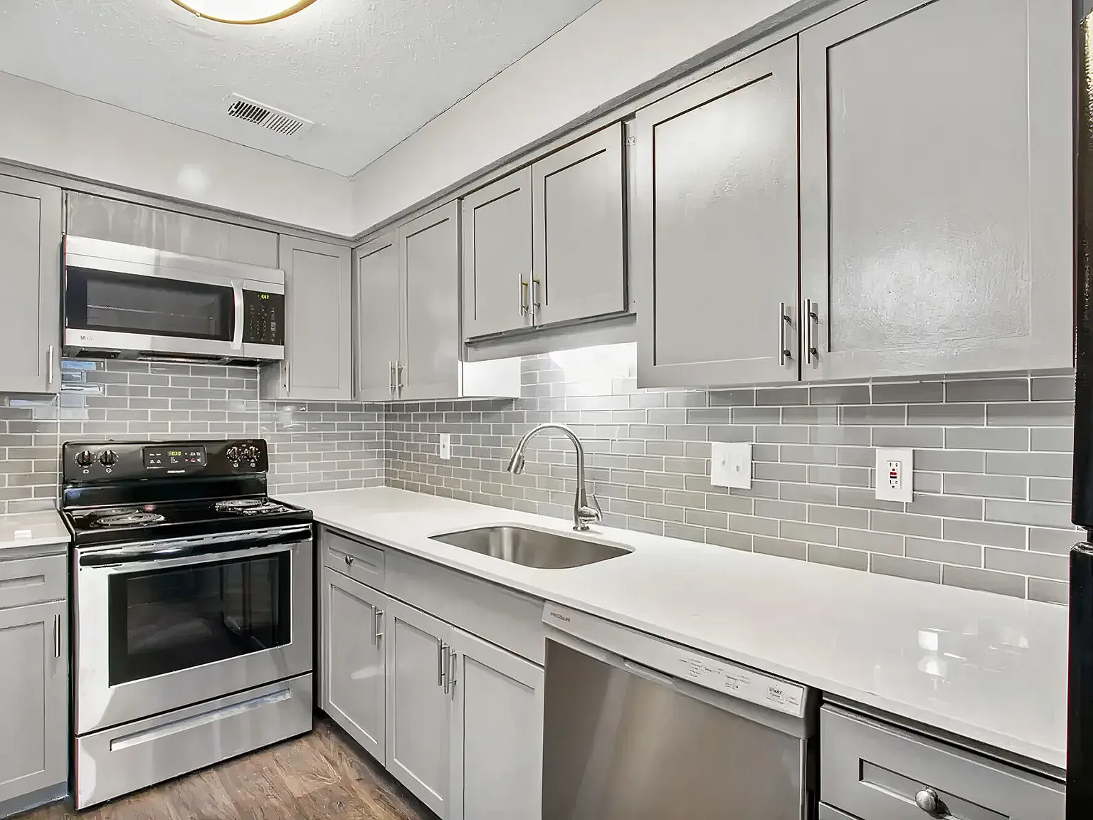 Parkwyn Townhomes — Photo 2