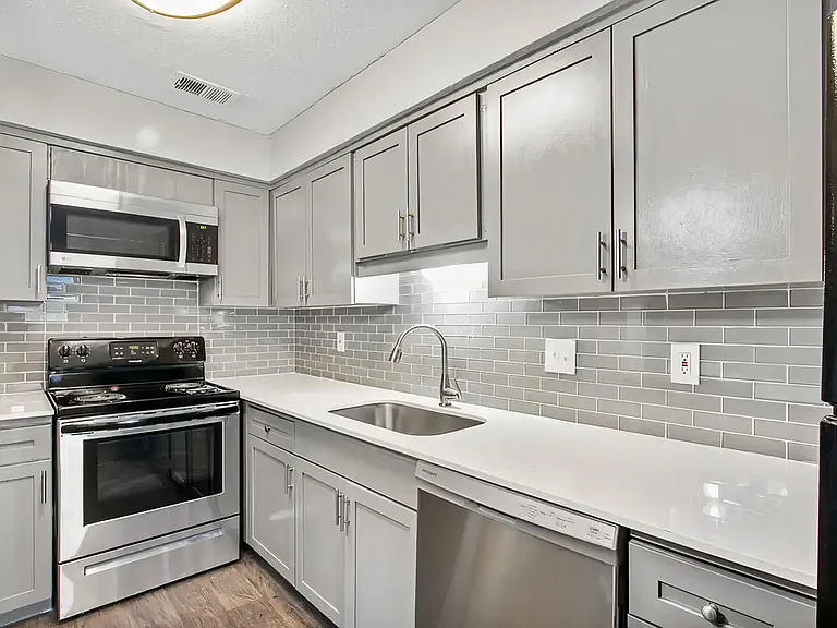 Parkwyn Townhomes — Photo 2