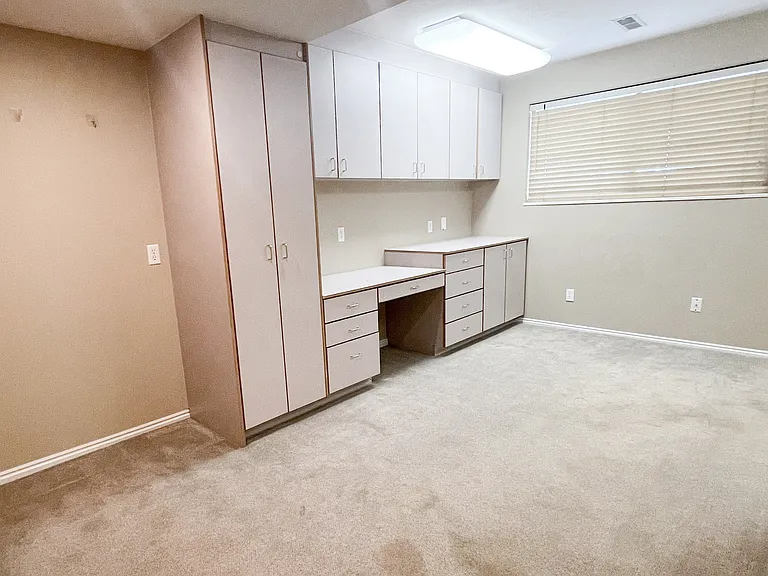 327 E Sandy Land Ln — Photo 11