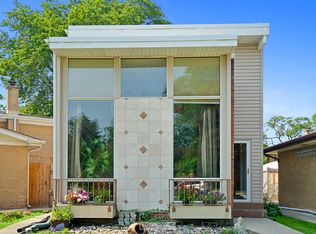 9032 Lincolnwood Dr, Evanston, IL 60203