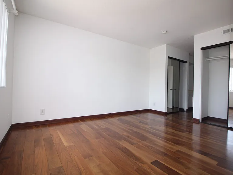 4844 Riverton Ave. — Photo 7