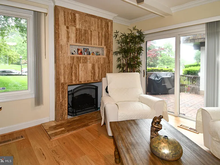 9401 Hickory View Pl — Photo 4