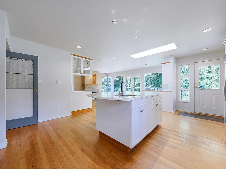 3775 Emerald Dr — Photo 17