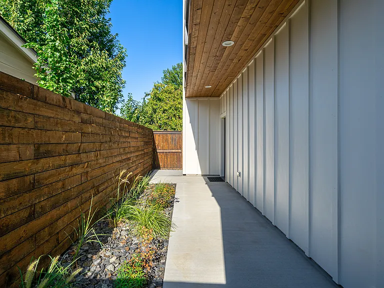 823 Orondo Ave #B — Photo 24