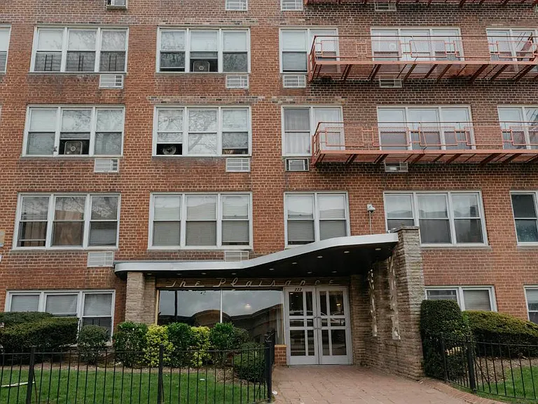 222 E 8th St #5M — Photo 4