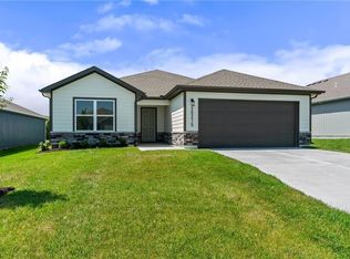 20215 W 195th St, Spring Hill, KS 66083