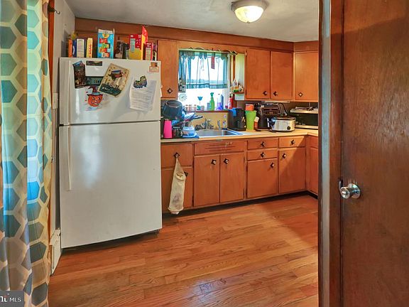 4th image of 161 Chestnut St