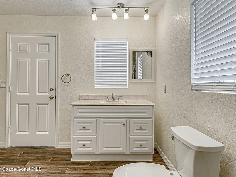 175 NW Valencia Rd — Photo 16