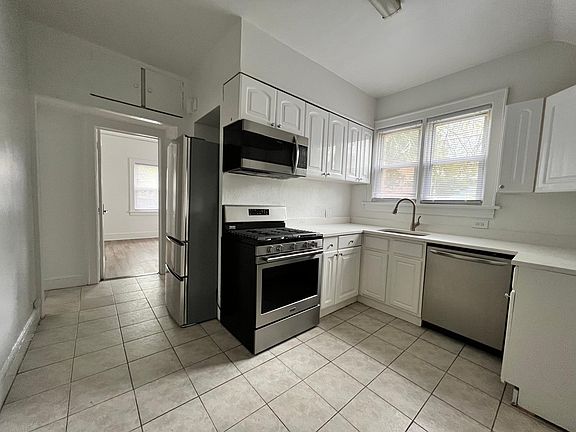 4th image of 14 E Devonia Ave Floor 2
