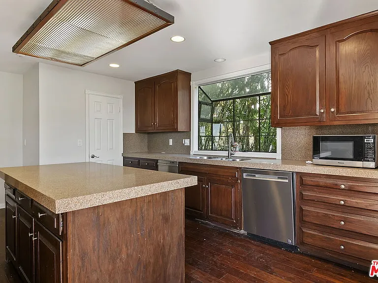 1478 Sunset Plaza Dr — Photo 8